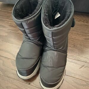 Black Quilted Winter Boots